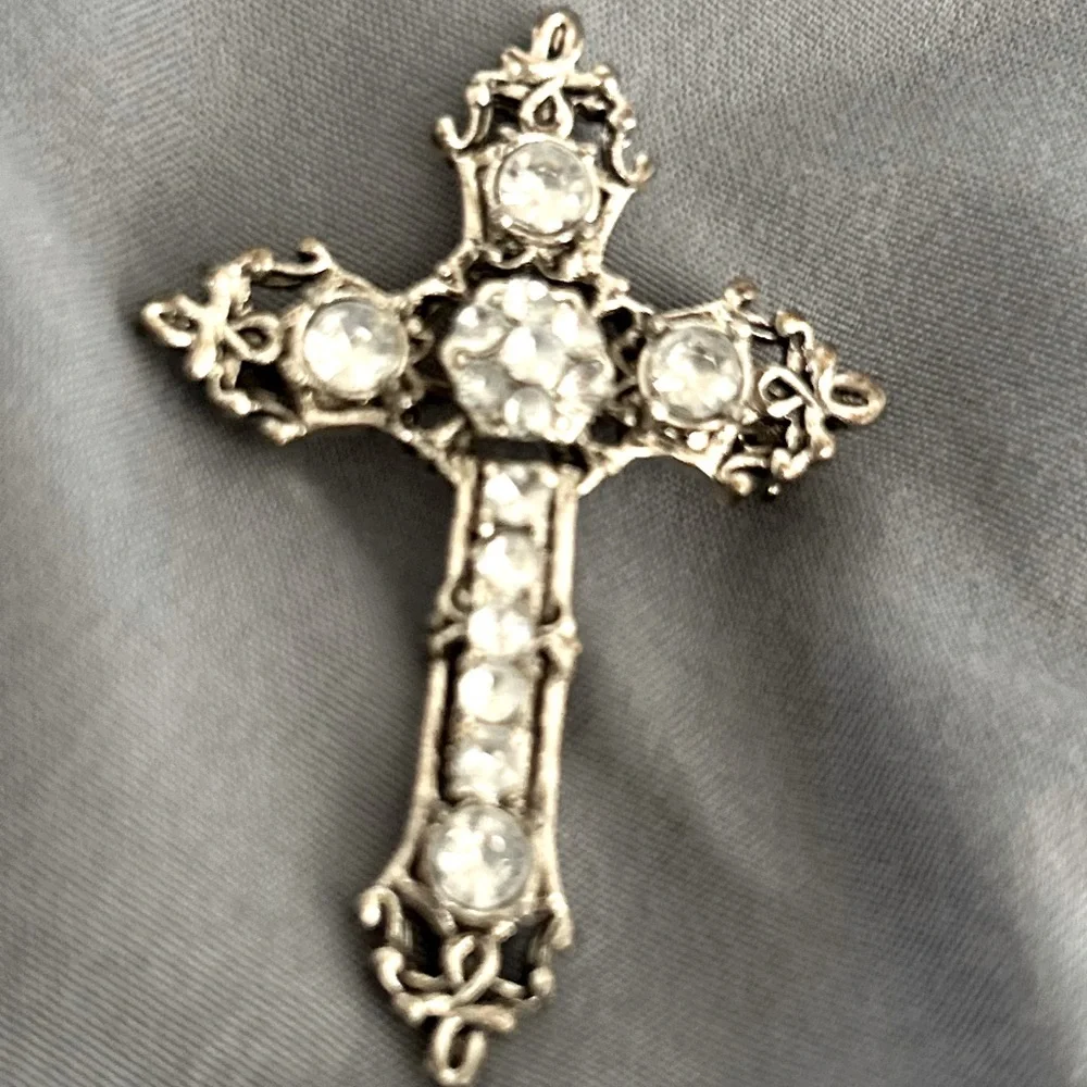 SOLD. Silver Cross CZ Pin Brooch - Picture 4 of 9